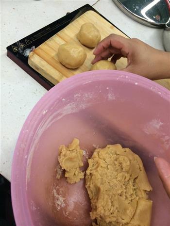 传统五仁月饼的做法步骤8
