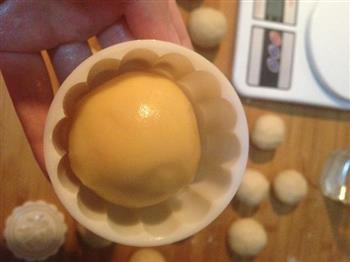 传统莲蓉蛋黄月饼的做法步骤23
