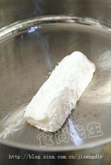 法式银鳕鱼配奶油汁的做法图解2