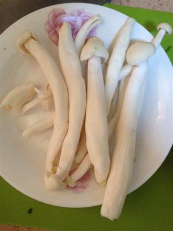 海鲜菇奶白鲫鱼汤的做法步骤3