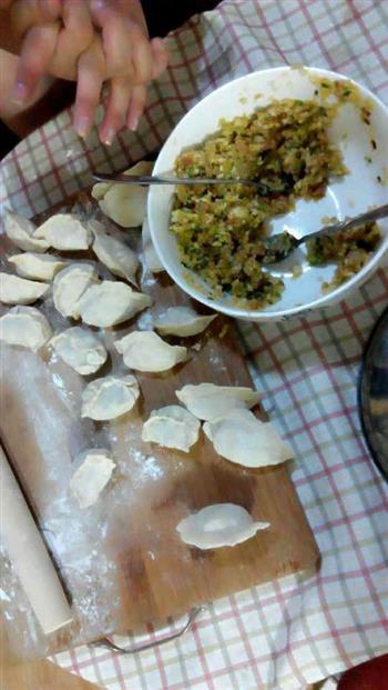 韭菜猪肉饺子和白菜猪肉饺的做法步骤3
