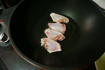 盐煎鸡翅的做法步骤2