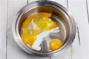 蛋奶香煎馒头片的做法步骤2