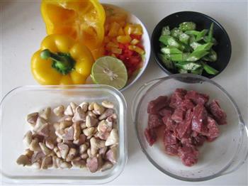 彩椒菱角牛肉粒的做法步骤1