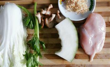 减肥美味餐－冬瓜香菇鸡胸肉虾皮面汤的做法图解1