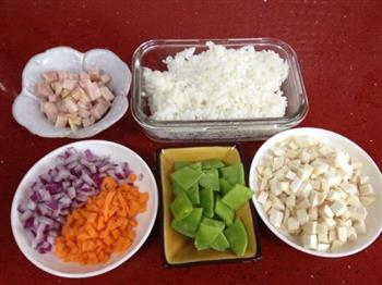 蒜肠杏鲍菇甜豆炒饭的做法步骤3
