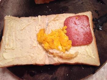 鸡蛋火腿三明治的做法步骤3
