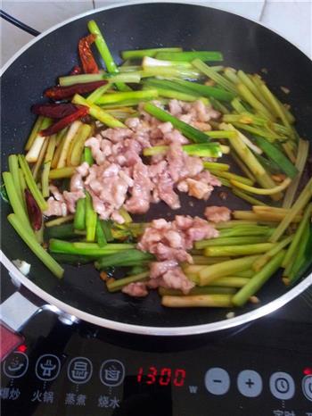 蒜苗芹菜炒肉的做法步骤11