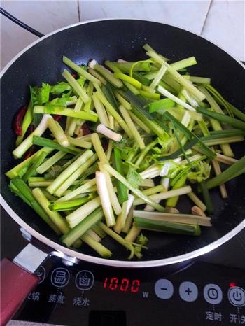蒜苗芹菜炒肉的做法步骤7