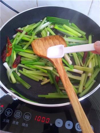 蒜苗芹菜炒肉的做法步骤8