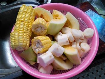 木瓜玉米骨头汤的做法图解2