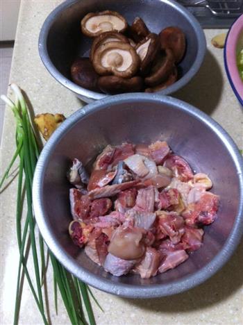 超级鲜香的香菇麻油鸡的做法步骤1