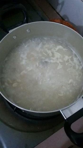 鱿鱼丝虾米粥的做法步骤3