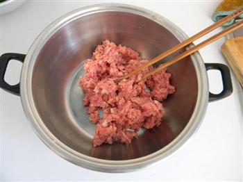 青椒猪肉水煎包的做法步骤3