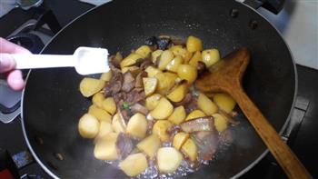 土豆焖腊肉的做法步骤10