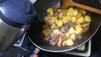 土豆焖腊肉的做法步骤11