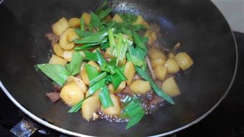 土豆焖腊肉的做法步骤13