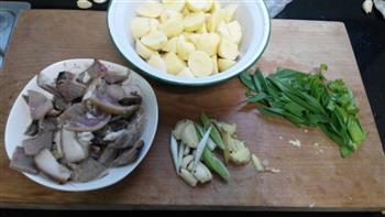 土豆焖腊肉的做法步骤3