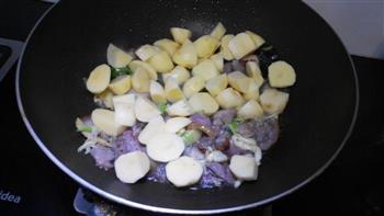 土豆焖腊肉的做法步骤7