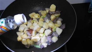 土豆焖腊肉的做法步骤8