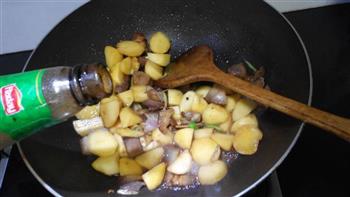 土豆焖腊肉的做法步骤9