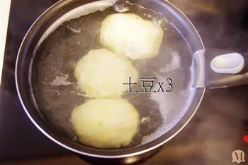 土豆煎饼配烟熏三文鱼水煮嫩蛋的做法步骤1