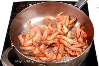 瑜黄蘑炒河虾的做法步骤7