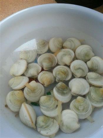 豆腐蛤蜊虾皮汤的做法步骤1