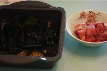 海带黄豆排骨汤的做法步骤1