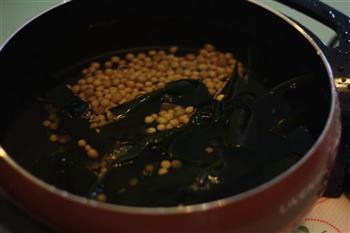 海带黄豆排骨汤的做法图解3