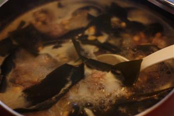 海带黄豆排骨汤的做法图解8