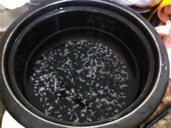 秋日粥品—黑米红豆粥的做法步骤2