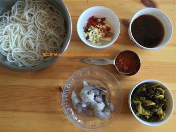 中式鲜虾酸菜面的做法步骤2