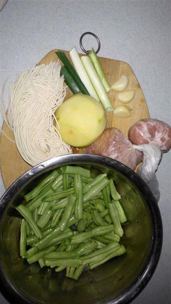 荤素巧搭配，菜面一锅出-豆角土豆肉焖面的做法步骤1