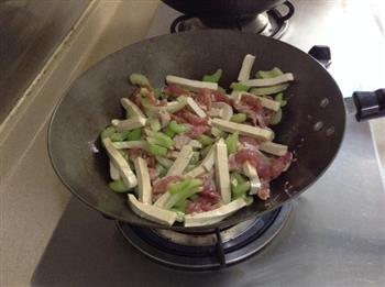 芹菜香干炒猪肉的做法步骤4