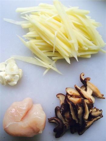 酸辣可口的香菇土豆刀切面汤的做法图解1
