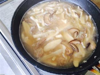 酸辣可口的香菇土豆刀切面汤的做法图解4