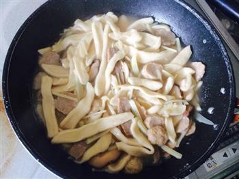 酸辣可口的香菇土豆刀切面汤的做法图解5