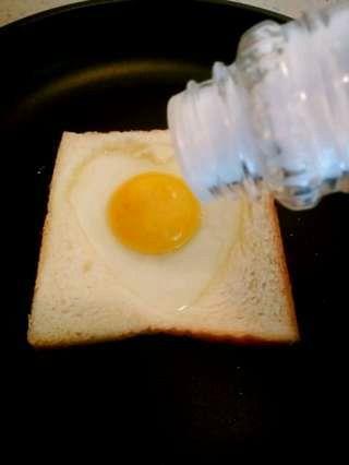 吐司煎蛋-用食物表达爱的做法图解6