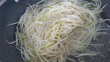 干锅香辣紫苏田鸡配芽菜的做法步骤2