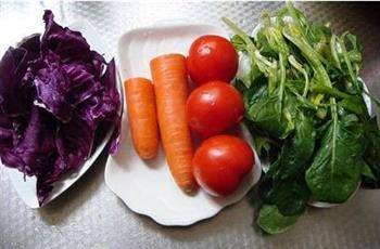 自制纯天然蔬菜汁彩色面条的做法步骤1