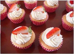 草莓奶油杯子蛋糕的做法步骤13