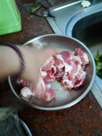 尖椒炒肉的做法步骤2
