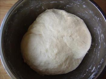 豆沙卷面包的做法图解1