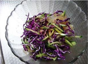 凉拌海蜇紫甘蓝的做法步骤3