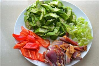 秋分时节养生菜-秋葵炒腊肉的做法图解2