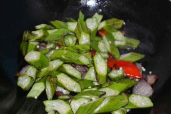 秋分时节养生菜-秋葵炒腊肉的做法步骤5