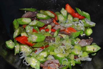 秋分时节养生菜-秋葵炒腊肉的做法步骤6
