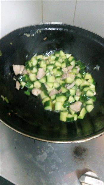 黄瓜炒肉的做法步骤3