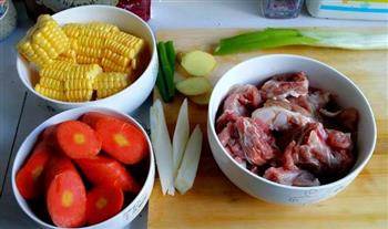 玉米胡萝卜排骨汤的做法步骤1